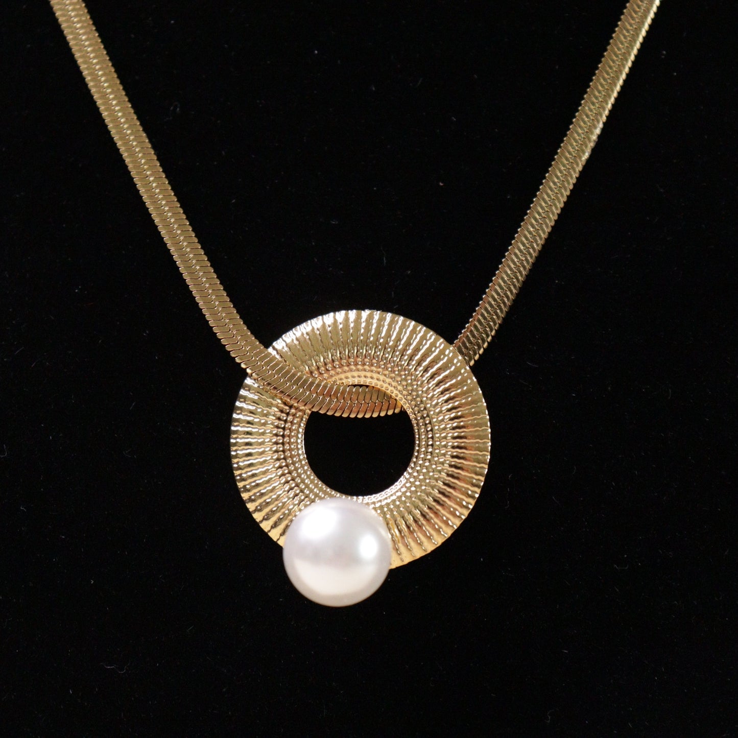 Rippled Pearl Drop Neck Chain
