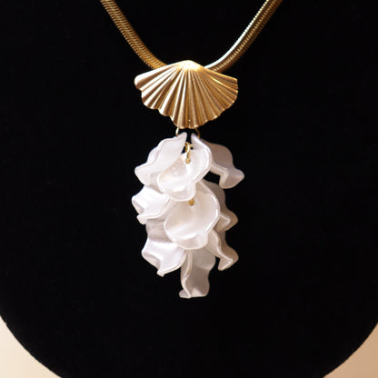 Seashell Bloom Neck Chain - 18K gold plated stainless steel neck chain close-up view - Mehraya