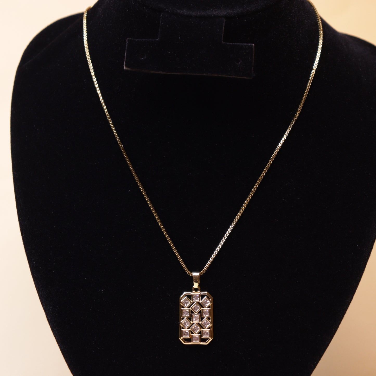 Shiny Grid Neck Chain - 18K gold plated stainless steel neck chain close-up view - Mehraya