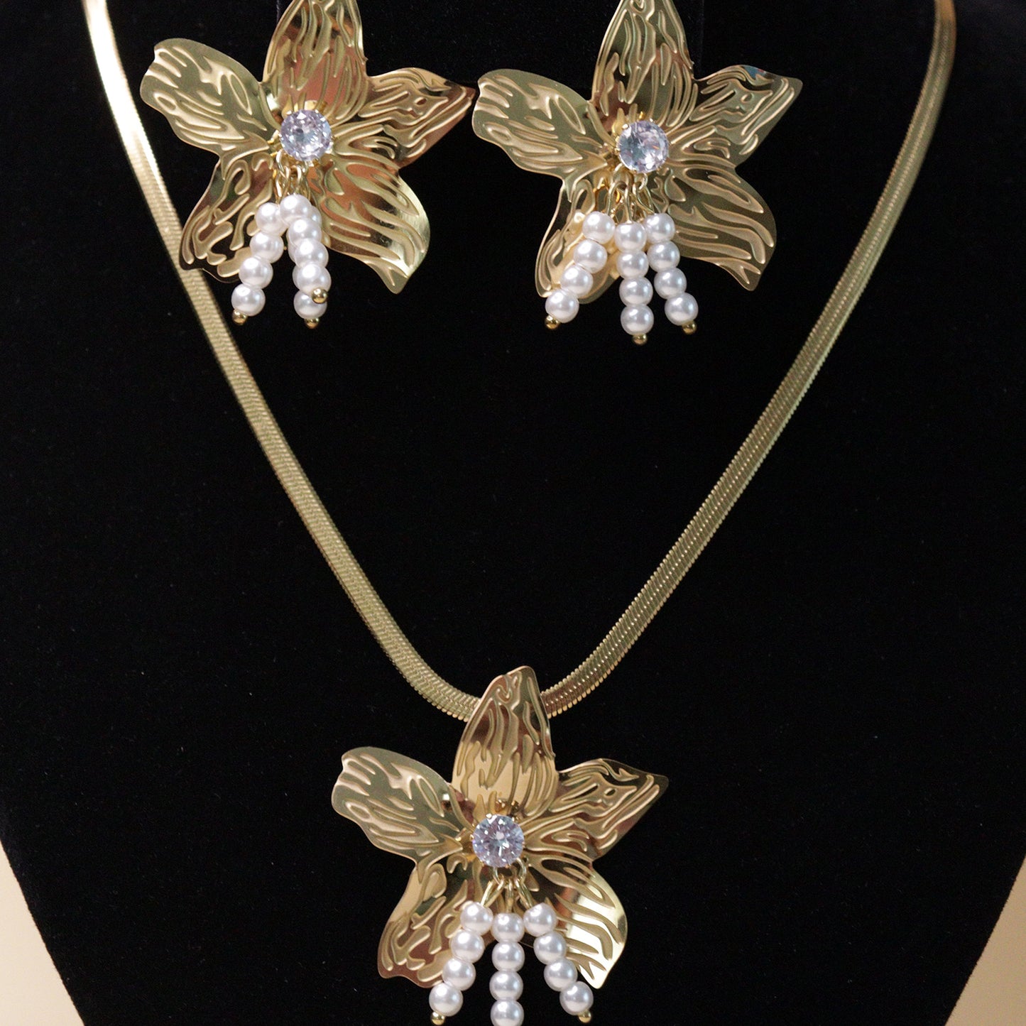 Gold Flower Pendant Set