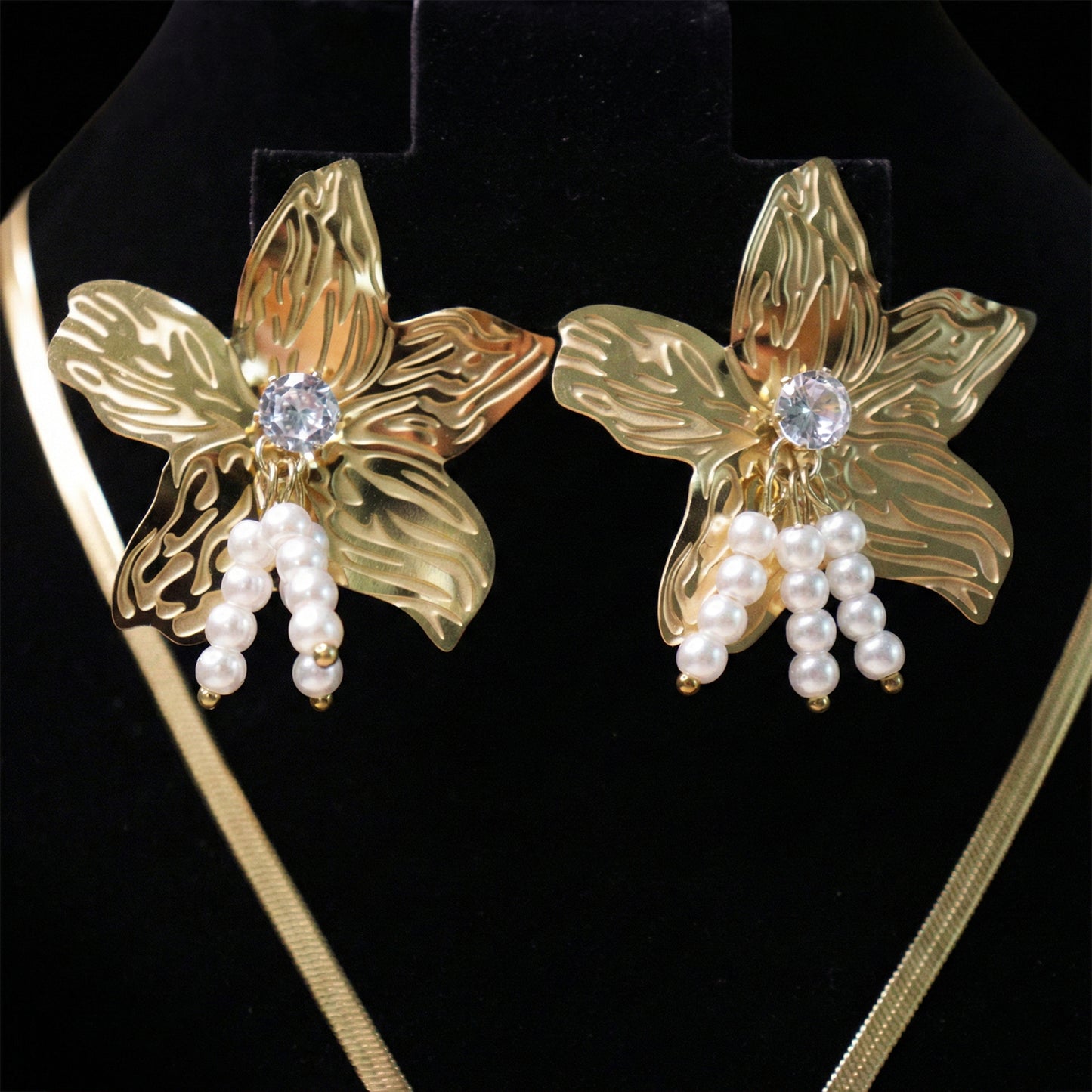 Gold Flower Pendant Set