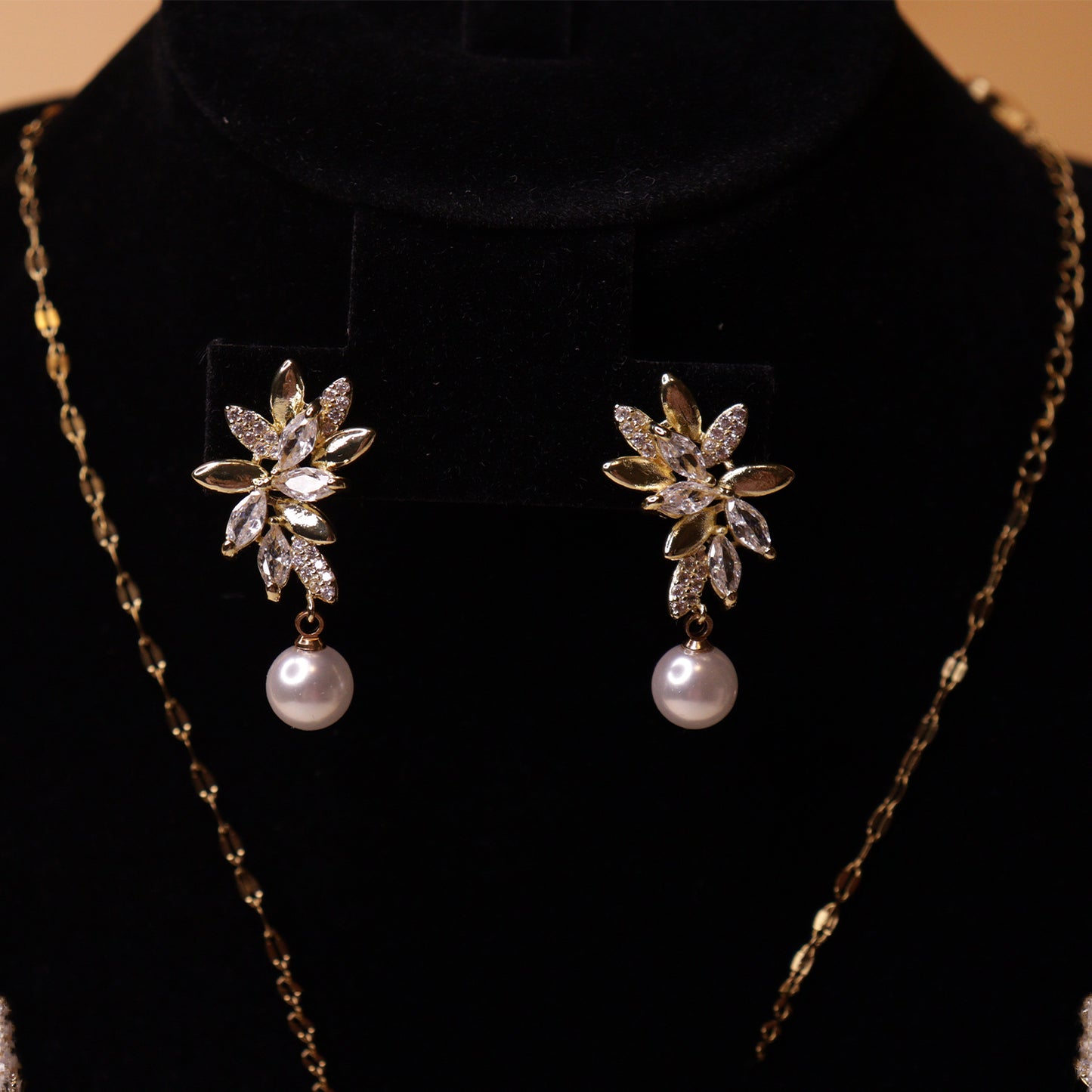 Laurel Leaf Pearl Set